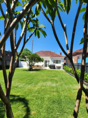 WOW - King Beds, Huge Yard, New Reno, close to Beach, Private, Level no stairs, Sydney